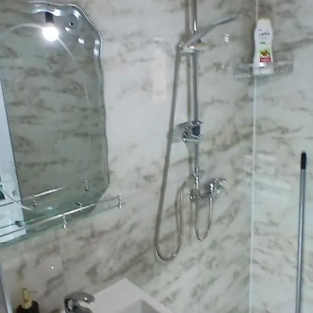 Bujtina Sherifaj 宾馆 *