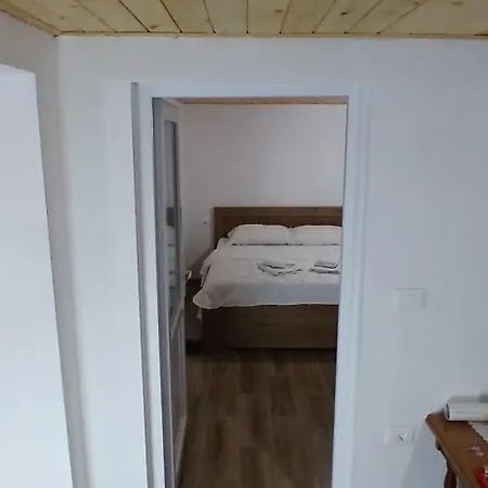 Bujtina Sherifaj 宾馆 *